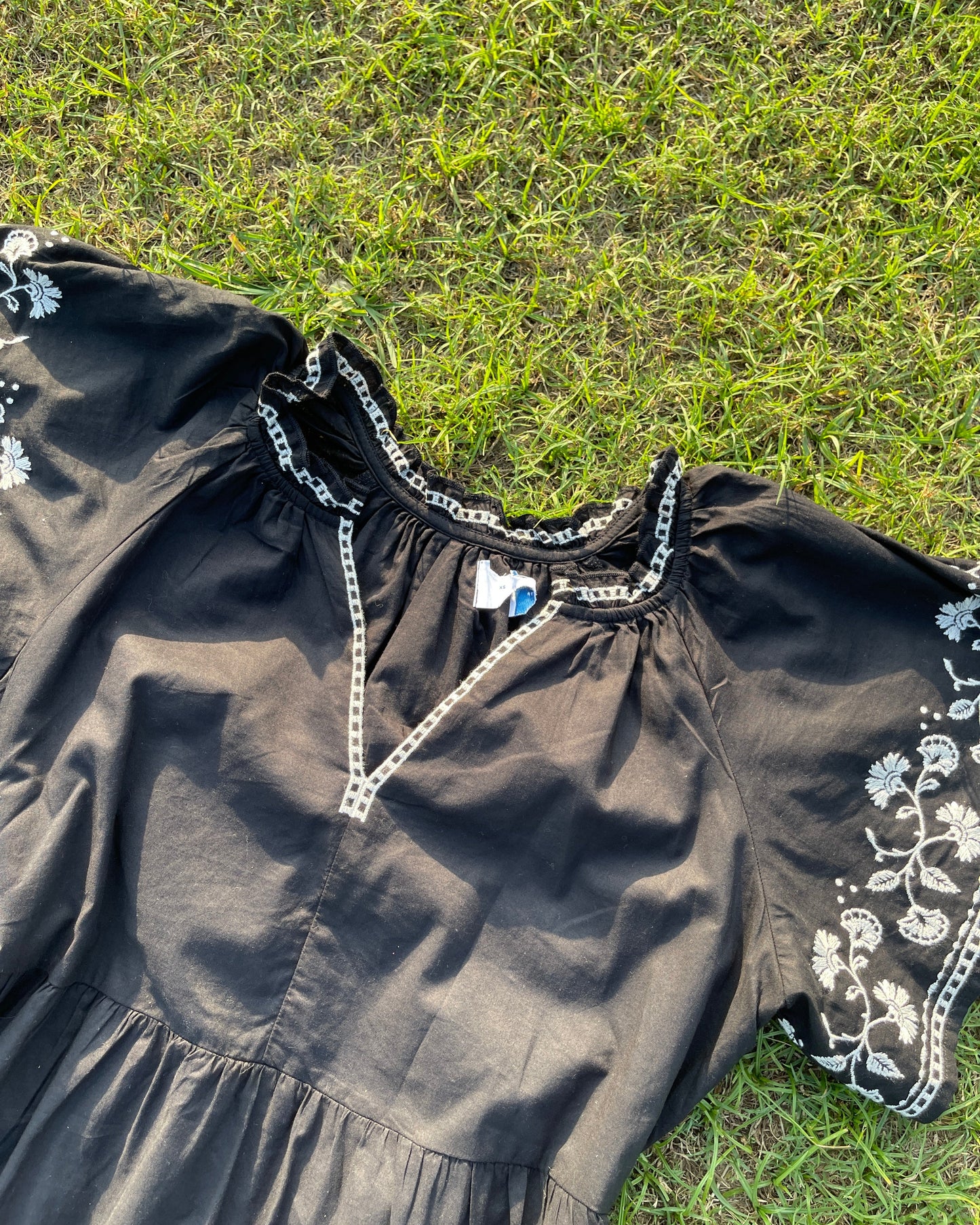 Midnight Bloom Embroidered Dress(M)