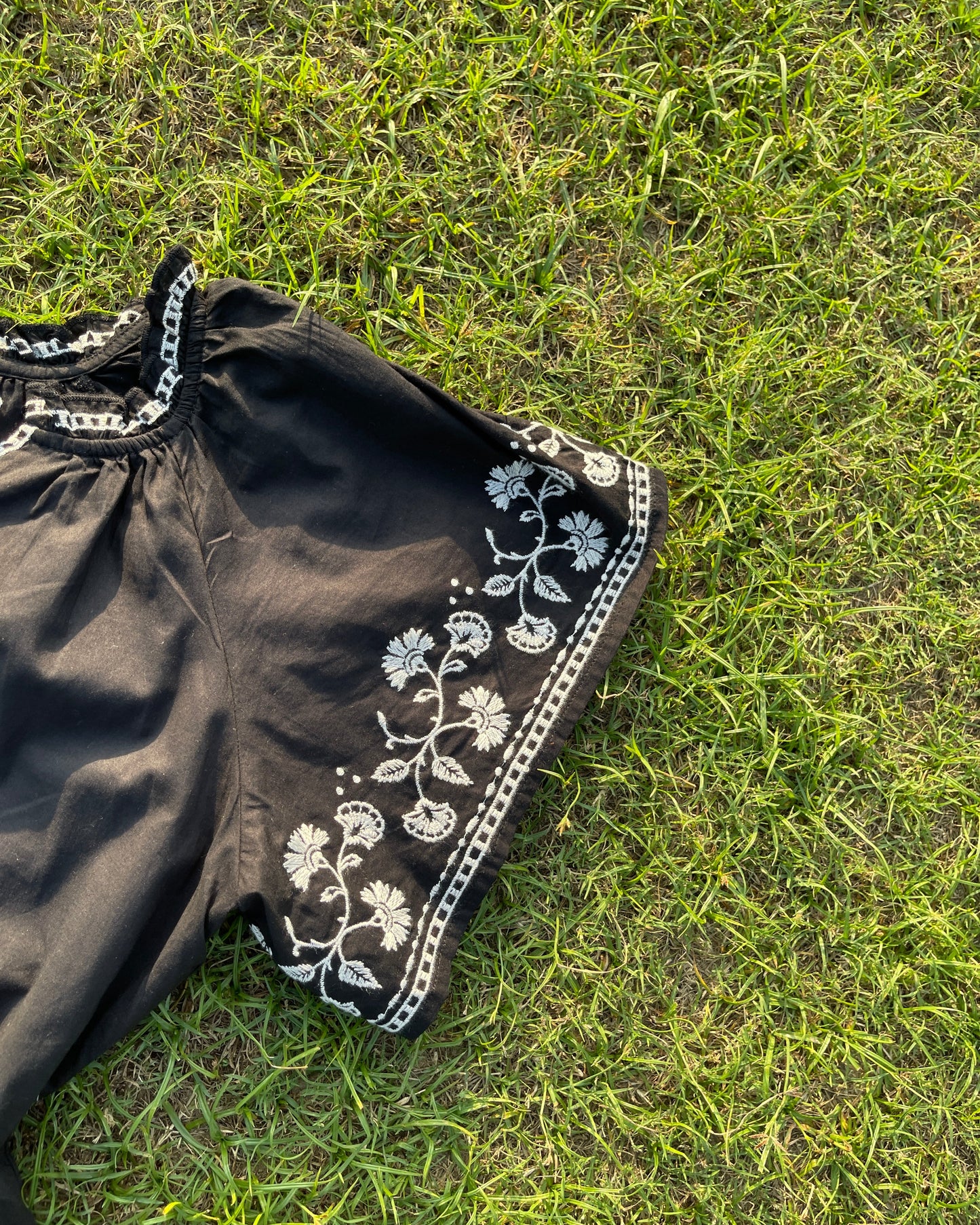 Midnight Bloom Embroidered Dress(M)